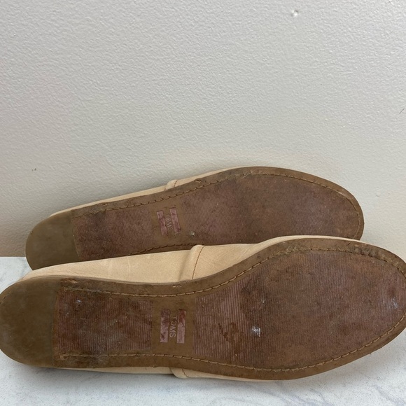 TOMS KELLI HONEY ALL LEATHER TASSEL FLATS - Picture 12 of 14